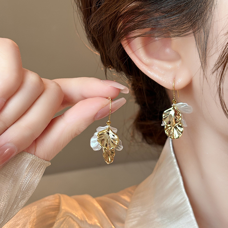French retro shell flower earrings for women, light luxury, niche and high-end, fashionable and elegant. Tassel stud earrings, unique earrings full figure