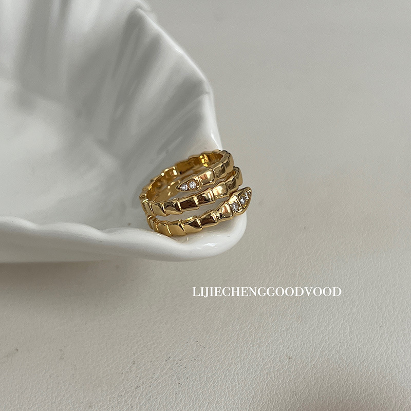 The new design of the snake-shaped ring in 2024 is a bestseller for women. The opening is adjustable, featuring a high-end, light luxury and cold style Application Scenario