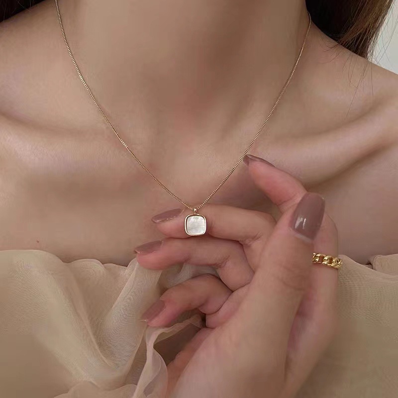 A light luxury, niche square shell necklace for women, 2023 new design, simple and elegant collarbone chain accessory Specification drawing