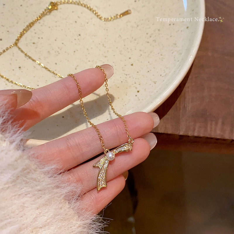 Korean version super sparkling micro-inlay butterfly pearl necklace, women's light luxury design collarbone chain, 2025 new trendy neck chain full figure