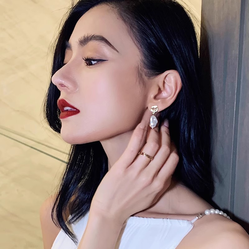 French Baroque irregular-shaped pearl earrings and accessories for women 2025 new bestsellers, elegant stud earrings, commuting personality earrings Application Scenario