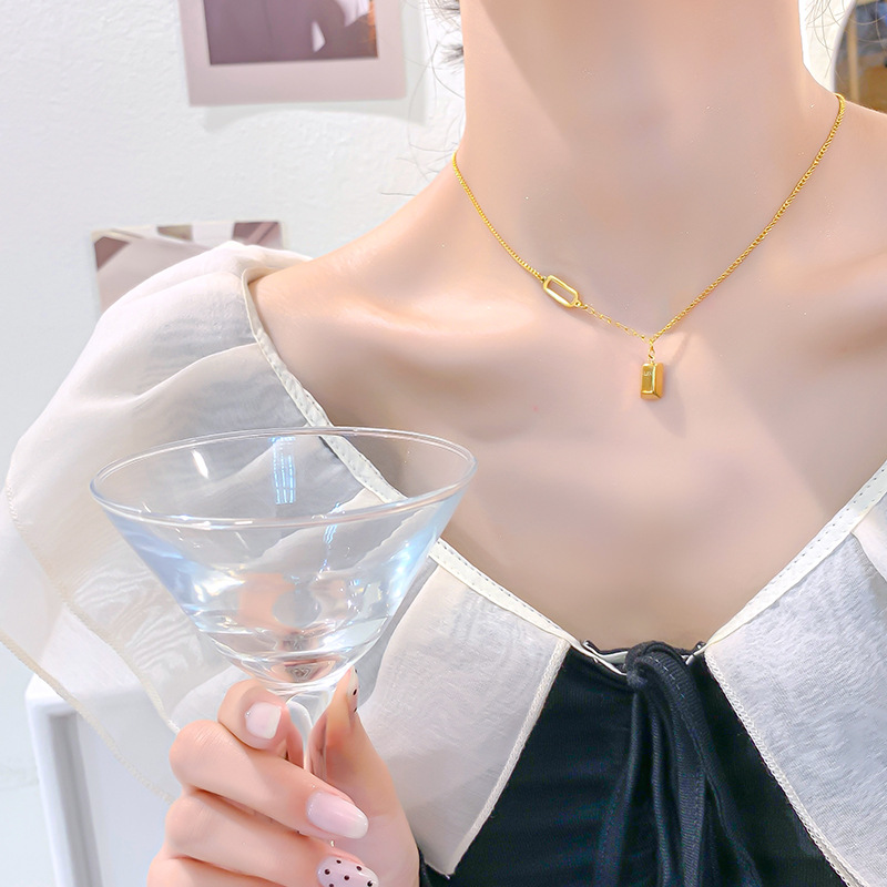GOLD and silver small gold brick titanium steel necklace of the same style as Douyin, non-fading, light luxury spliced collarbone chain, personalized accessory Application Scenario