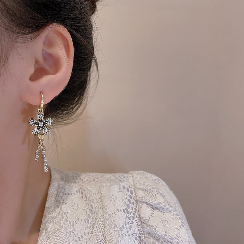Diamond-encrusted black flower earrings for women, with a retro European and American style and tassel earrings, are light luxury and elegant, and are popular online celebrity earrings Application Scenario