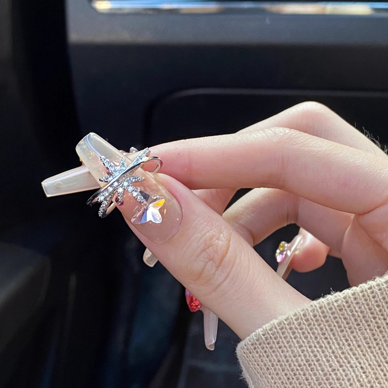 The star-encircled open ring is a versatile and exquisite starlight ring for women. It is an Instagram niche design with a unique and fashionable index finger ring details Picture