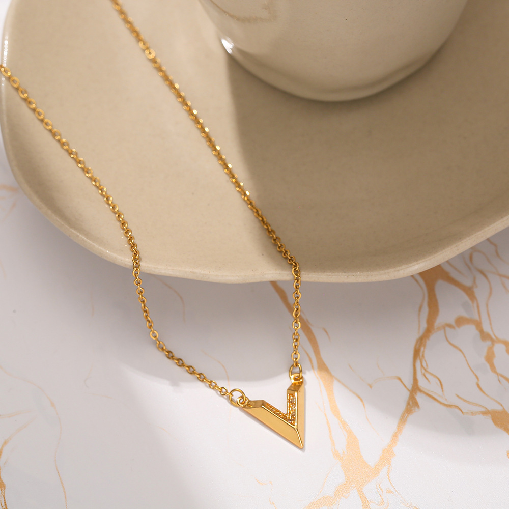 ins unique and simple V-shaped diamond-encrusted pendant necklace for women, trendy and fresh titanium steel collarbone chain, a popular neck chain Application Scenario
