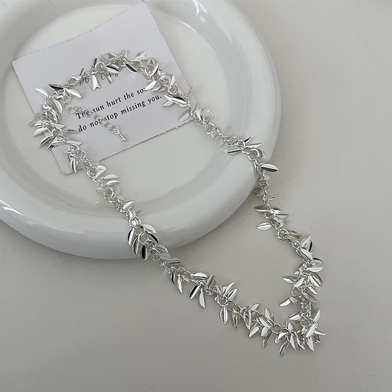 Cold and unique leaf tassel necklace, niche and light luxury style, high-end collarbone chain, neck chain, elegant and fashionable trend Application Scenario