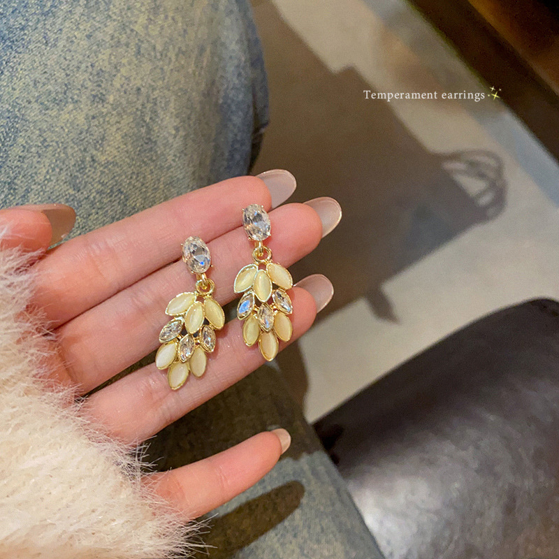 Korean-style zirconium leaf tassel earrings for women, a new 2025 light luxury and high-end look, fashionable and simple earrings full figure