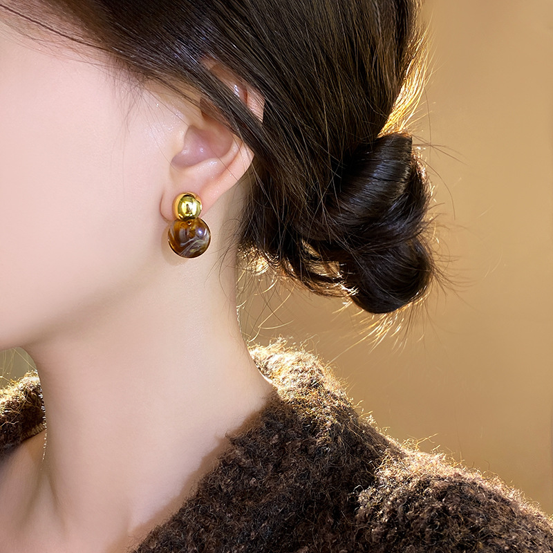 Maillard amber round stud earrings for women's new 2025 bestseller, versatile earrings, high-end and light luxury style Application Scenario