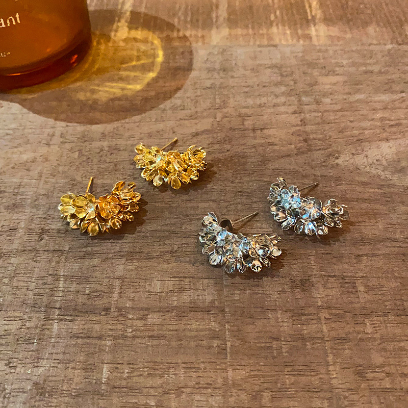 Best-selling retro metal C-ring flower earrings, with a high-end, light luxury and niche design, are fashionable and versatile trendy earrings Specification drawing