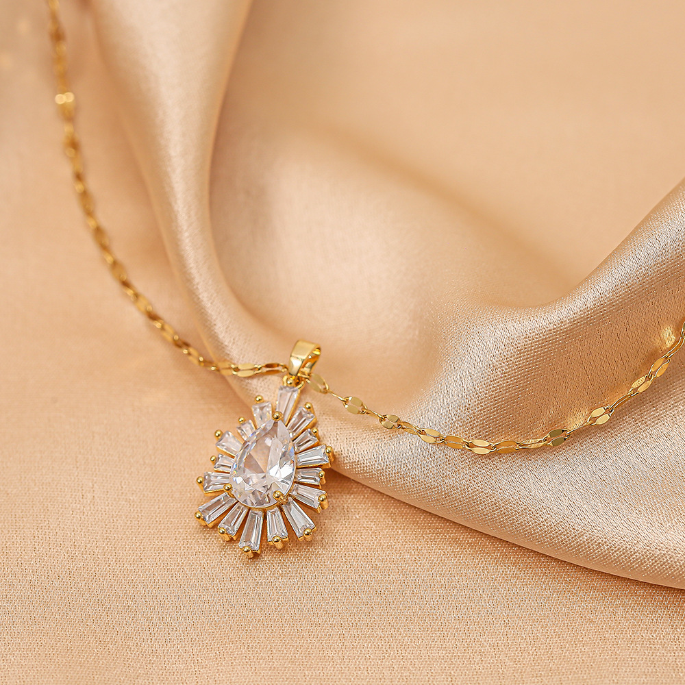 A new style of large zircon pendant from Europe and America, in ins trendy gold luxury diamond-encrusted titanium steel collarbone chain and fashionable neckchain accessory full figure