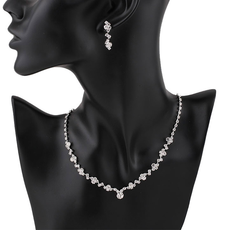 The elegant and shiny rhinestone earrings, necklace and bracelet set N5650, a popular and fashionable European and American bride's jewelry Application Scenario