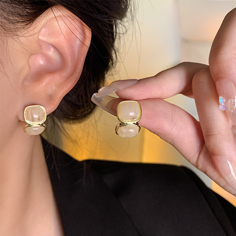 French retro square resin earrings for women, light luxury, niche and high-end, unique and individual stud earrings, wholesale of socialite earrings details Picture