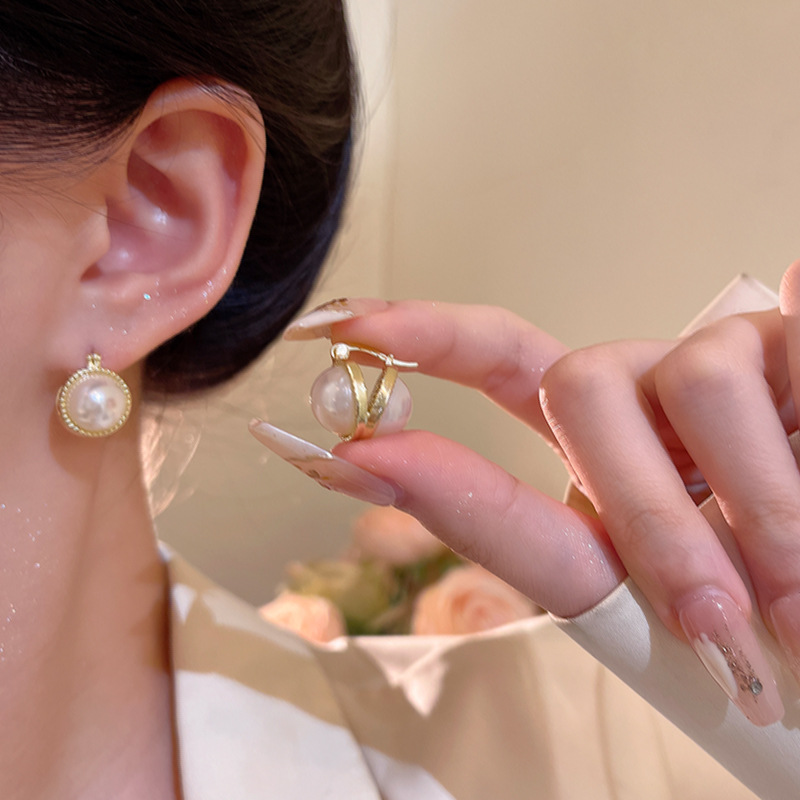 Retro Hong Kong-style Hepburn V-shaped opening double-sided pearl stud earrings, a classic and elegant, high-end and grand earring earrings details Picture