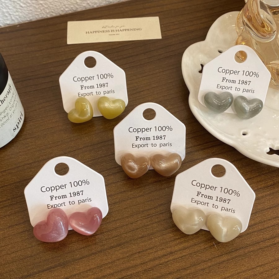 Sweet and elegant dopamine heart-shaped resin stud earrings, fashionable and versatile, the same gradient heart-shaped earrings and earrings as Internet celebrities details Picture