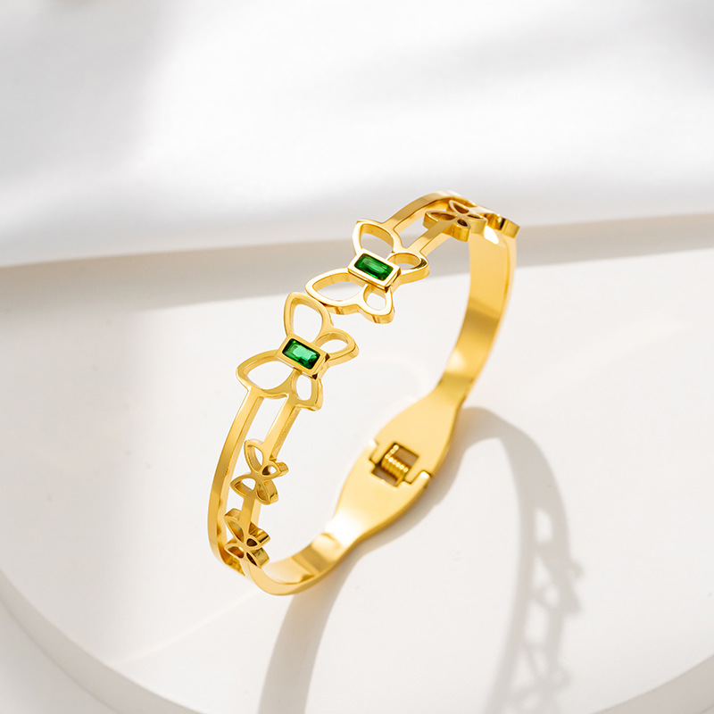 The non-fading hollowed-out green diamond butterfly titanium steel bracelet is a fashionable and versatile light luxury wristband for women. It is a simple and elegant internet-famous jewelry Specification drawing