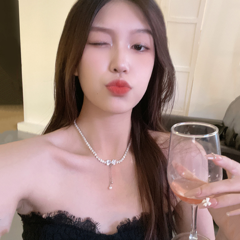 Light luxury, super ethereal charm, bow zircon pendant necklace, ins style, high-end feel, collarbone chain, versatile necklace wholesale full figure