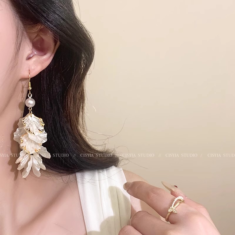Petal tassel pearl earrings 2025 New bestseller, high-end and light luxury earrings, ear hooks, French style earrings for women Specification drawing