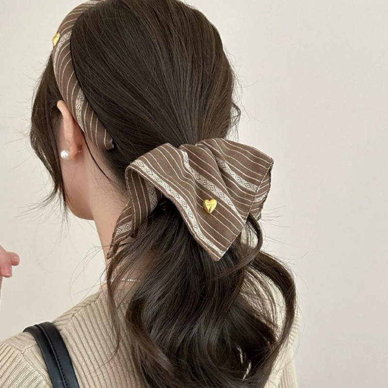 Korean-style fashionable striped color-blocking hair band for women's niche Instagram ~ Versatile hair accessory for pressing, breaking hair and high top of the head in 2024 Application Scenario