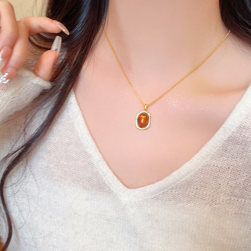 Retro and niche amber pendant titanium steel necklace, women's fashion, light luxury, elegant and high-end collarbone chain necklace accessory details Picture