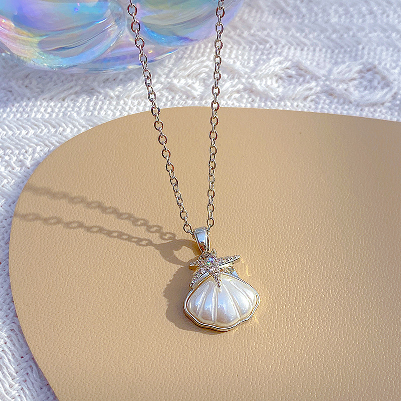 A new Japanese and Korean design style starfish shell pendant titanium steel necklace with a unique and high-end feel for women, full diamond collarbone chain neck Application Scenario