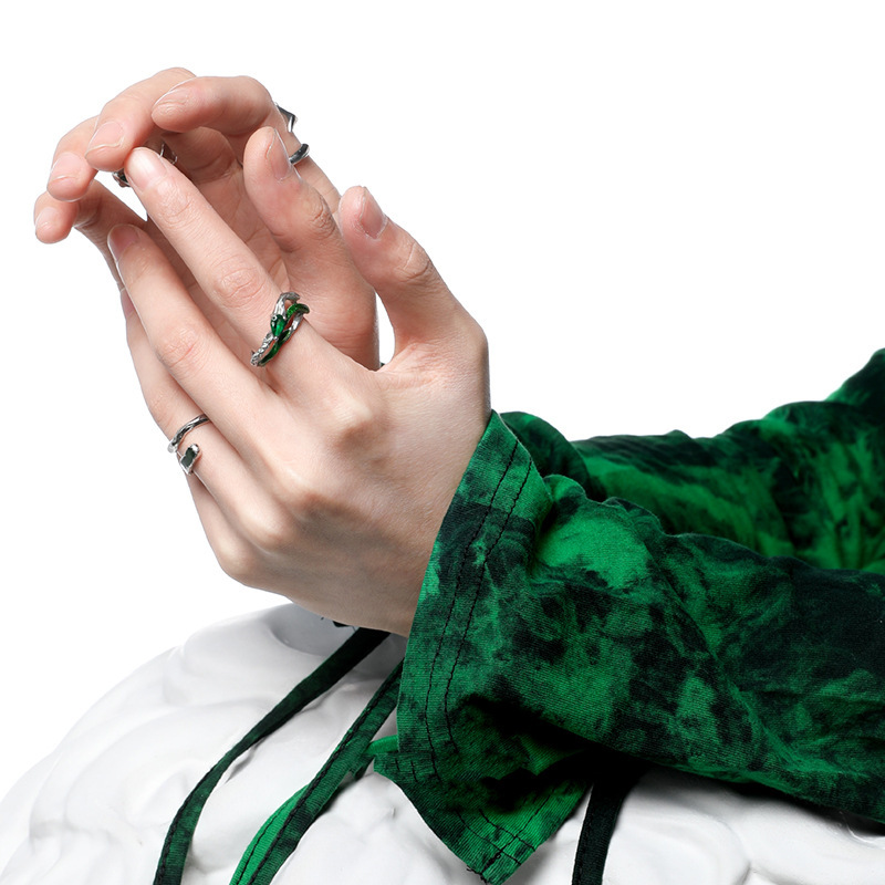 Original and unique isn snake-shaped niche design with a sense of sophistication. Slytherin Snake House girl closes her eyes and enters the new style details Picture