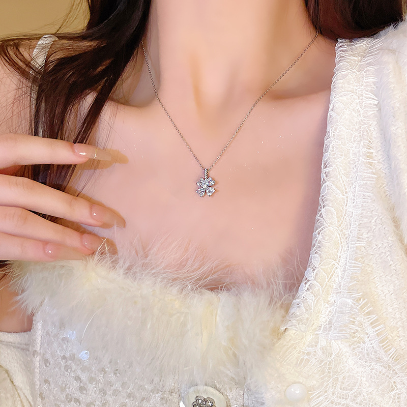 Korean style simple zircon flower titanium steel necklace, women's Instagram trendy and niche design sense collarbone chain, popular neck chain accessory Application Scenario