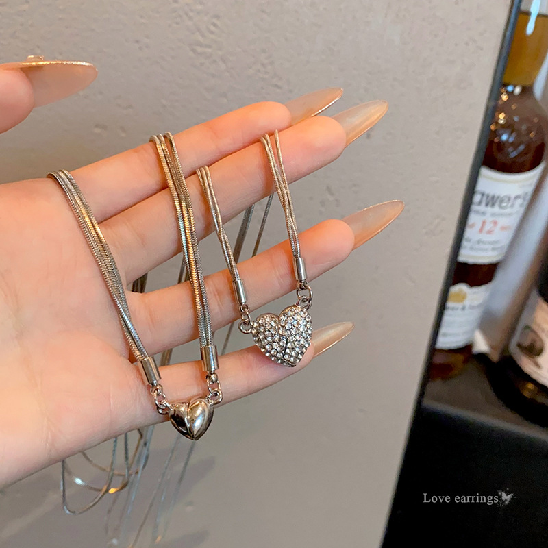 Light luxury, niche, high-end, heart-shaped magnetic multi-layer necklace, versatile for women, elegant and high-end sweater hoodie chain wholesale full figure