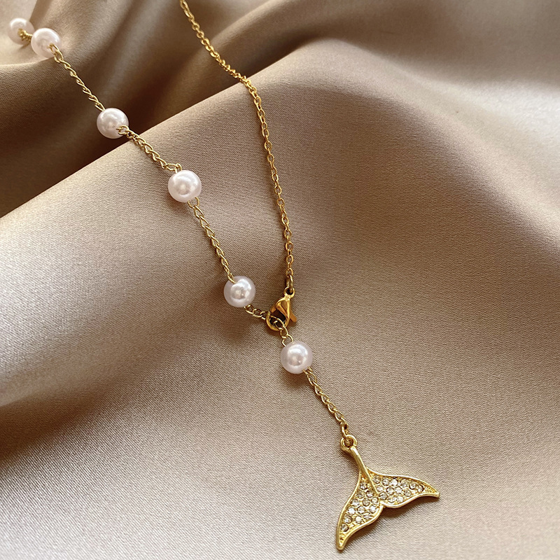 The light luxury fishtail adjustable pearl titanium steel necklace exudes a sense of sophistication for women, is a versatile and trendy pendant, a bestseller, and a stylish collarbone chain full figure