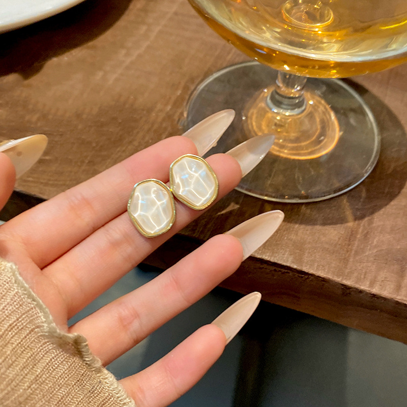 Korean-style versatile irregular geometric ear studs, niche design sense, wavy Hong Kong-style, internet-famous bestsellers, personalized and trendy earrings full figure