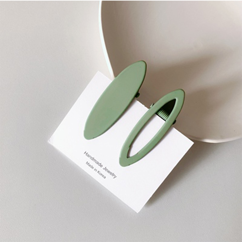 A new two-piece headwear set featuring a simple and stylish Morandi color hair clip with an oval combination and a duckbill clip Application Scenario