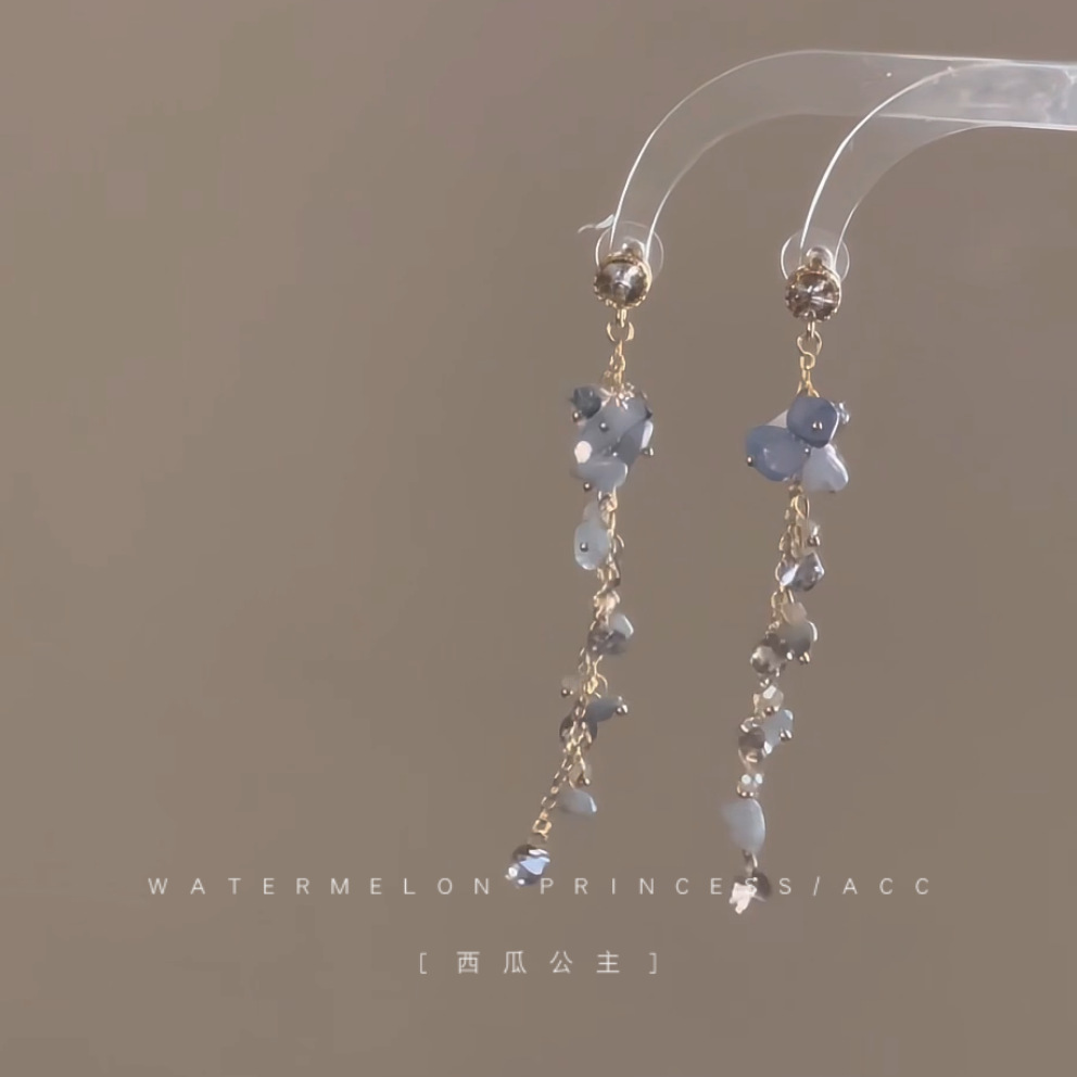 The ultra-ethereal blue crushed stone tassel earrings exude a cold and aloof feminine charm. This is a long, exquisite and high-end earpiece with a unique design Application Scenario