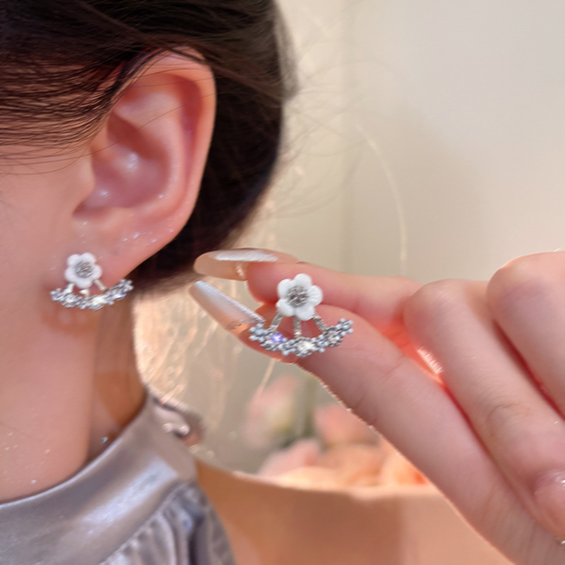 Korean-style Daisy back-hanging ear studs, exquisite and fashionable, fresh and delicate earrings, design sense, elegant and stylish earrings, high-end earrings details Picture