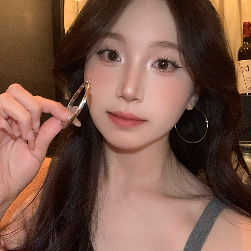 European and American simple striped earrings and ear loops for women, 2025 new style fashionable geometric embossed texture ear rings, high-end earrings Application Scenario