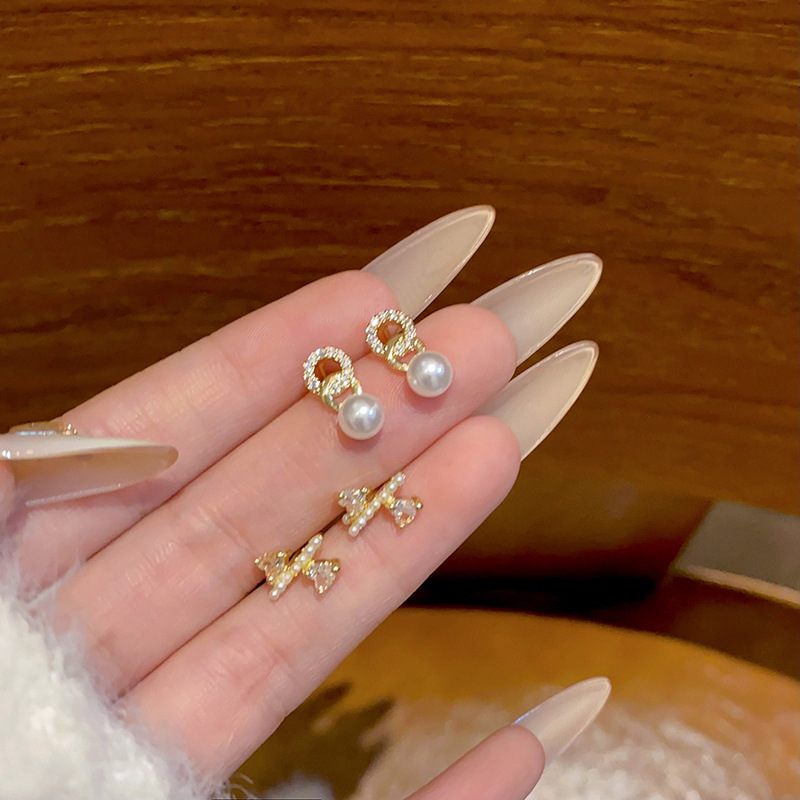 The light luxury and compact double-ring pearl stud earrings exude a feminine charm. The interlocking circular earrings are S925 silver needle earrings, a popular online celebrity accessory full figure