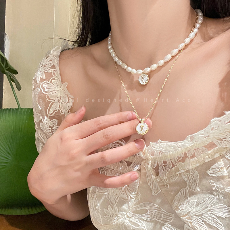 French retro rose pendant pearl necklace, women's fashion, light luxury, niche design, high-end collarbone chain accessory Application Scenario