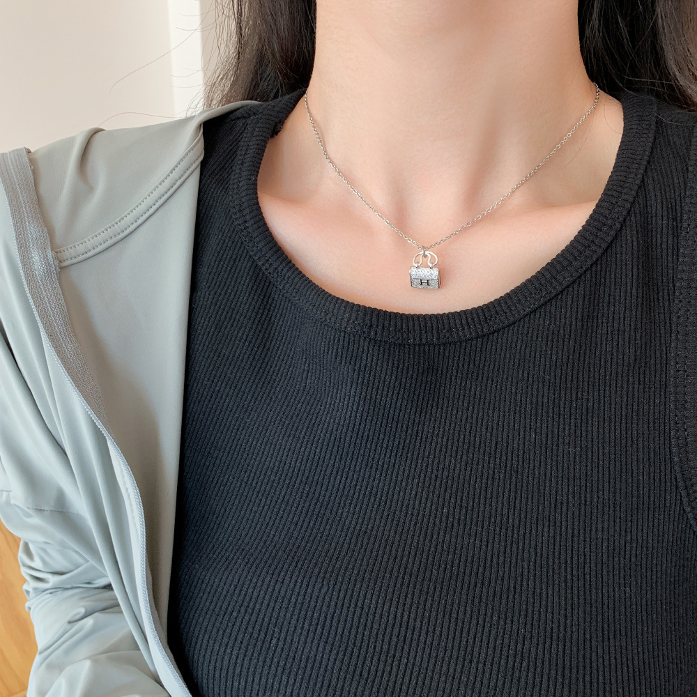 ins light luxury niche H-letter bag necklace, simple and versatile for women, popular collarbone chain, exquisite zircon titanium steel jewelry Application Scenario