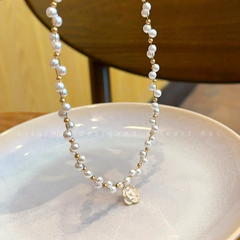 French pearl camellia necklace, a new high-end style for women in 2024, a popular collarbone chain and a trendy necklace accessory Application Scenario