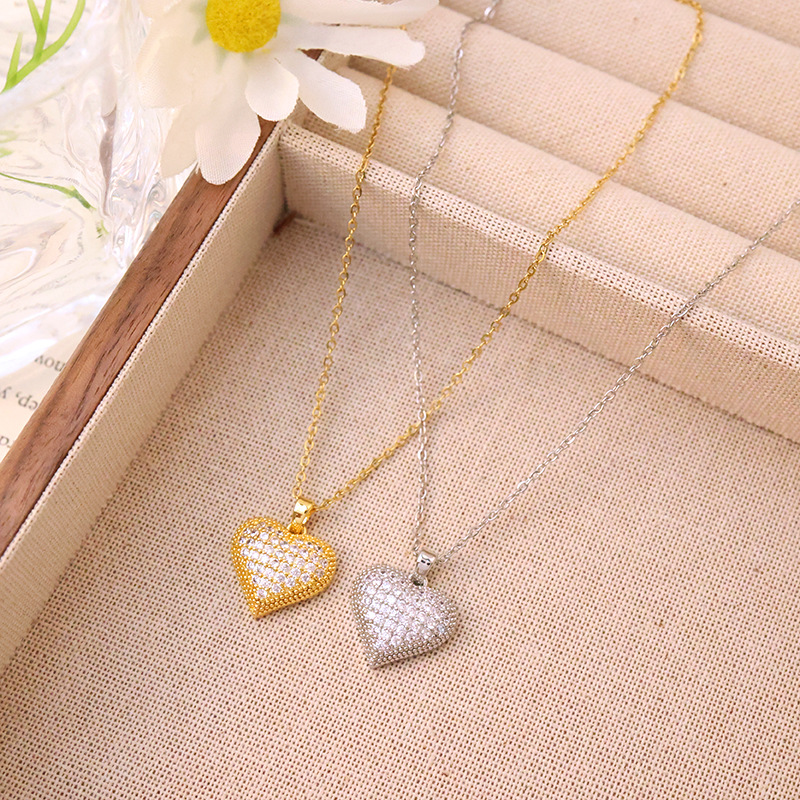 Fashionable daily love necklace for women, studded with diamonds, zircon titanium steel collarbone chain, elegant and versatile heart-shaped pendant accessory Application Scenario