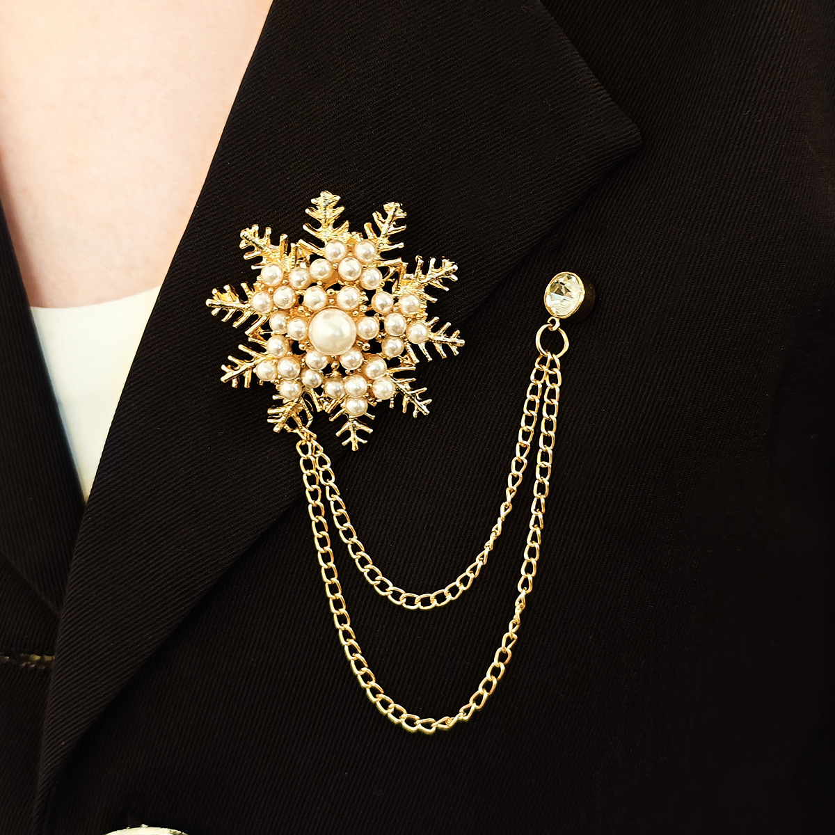 Cross-border new British retro light luxury design imitation pearl snowflake brooch, elegant tassel chain in stock wholesale details Picture