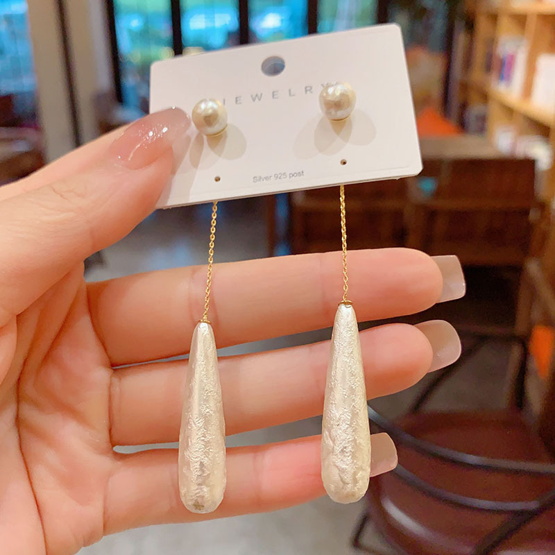 Elegant long teardrop-shaped pearl earrings for women, light luxury, niche and high-end style earrings, versatile and elegant stud earrings and other accessories full figure