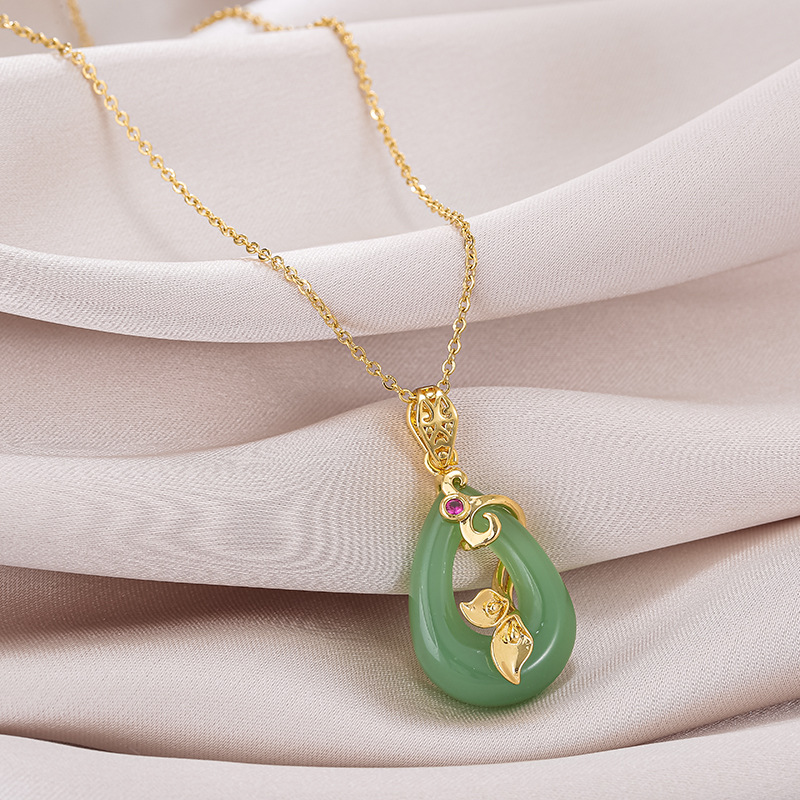 A new oval golden lotus peace pendant with a simple and elegant style, a titanium steel wound ruyi collarbone chain, a niche accessory Specification drawing