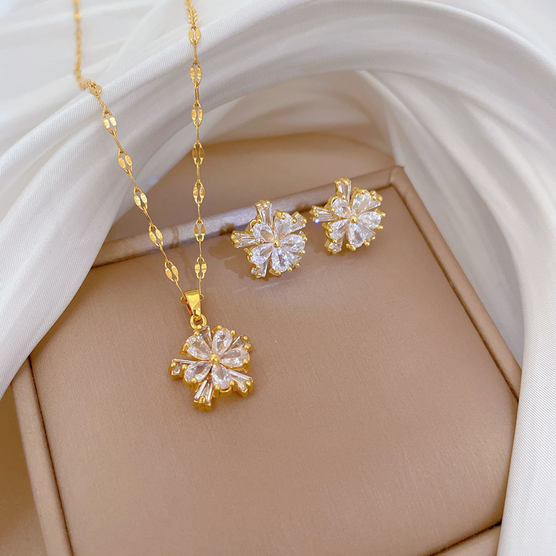 【 Titanium Steel 】 Double-layer flower necklace earrings set, light luxury, micro-inlaid, personalized and elegant banquet earrings and necklaces combination details Picture