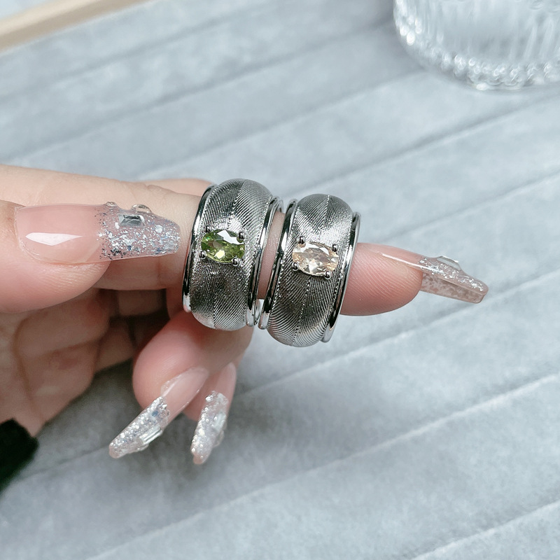 Retro brushed wide ring for women, adjustable olive green zircon set, gender-neutral, fashionable and light luxury ring Application Scenario