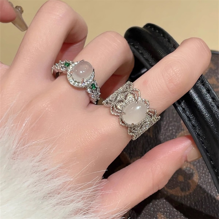 French retro white chalcedony jade ring, versatile for women, niche and elegant, exquisite ring, high-end and light luxury index finger ring full figure