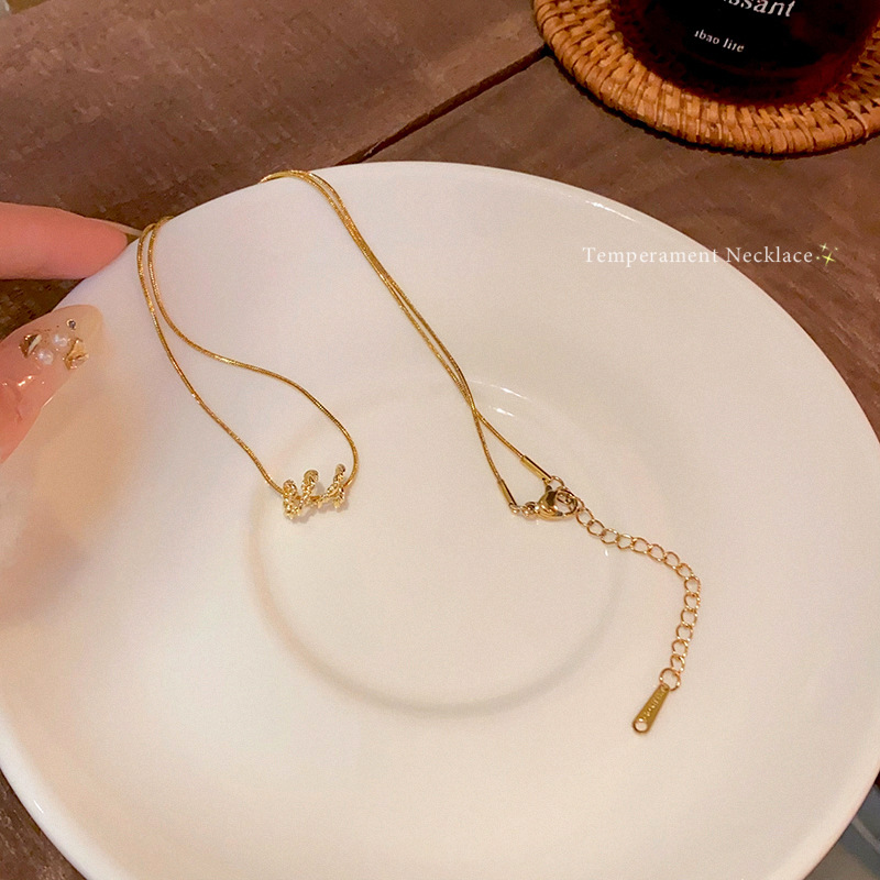 Korean-style metal wound pendant necklace for women, light luxury, niche and versatile. Snake bone chain, elegant and popular neck chain accessory wholesale Application Scenario