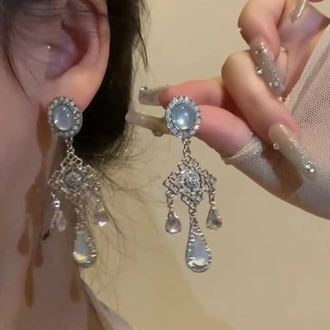 Silver needle diamond-encrusted oval water drop geometric tassel stud earrings, Korean-style light luxury high-end earrings, individual and elegant earrings Specification drawing