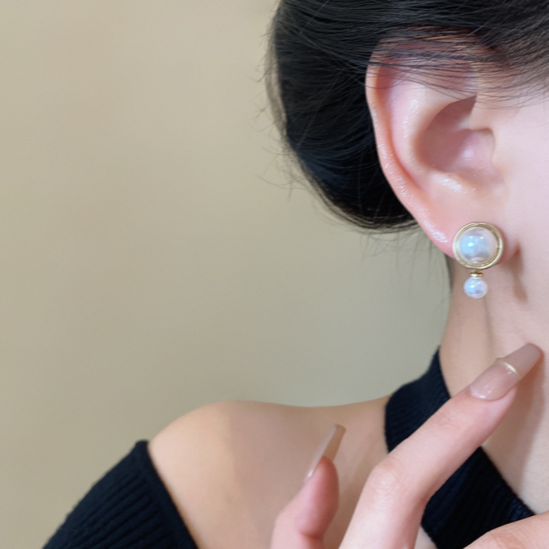 Wholesale of light luxury, niche, simple and elegant pearl stud earrings, women's Hong Kong-style, retro, fashionable and high-end earrings and accessories Application Scenario
