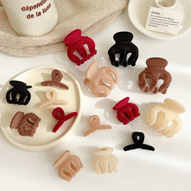 Mini velvet black clip for high ponytail fixation, a hair clip that prevents sagging and exudes a stylish look, a small clip for the back of the head full figure
