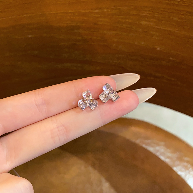 Korean-style dazzling three-dimensional light pink cube sugar water diamond ear studs, light luxury, niche and high-end feel, elegant internet-famous earrings for women full figure