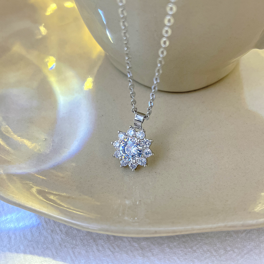Korean version silver small floral pendant titanium steel necklace, women's full diamond light luxury style Internet celebrity collarbone chain 2024 new style accessory Specification drawing